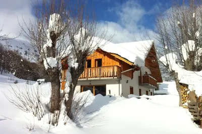 Image de superbe chalet de montagne, endroit calme non loin des commodités.