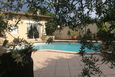 Image de Logement attenant villa avec piscine
