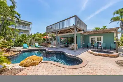 Image de Maison avec piscine face au canal