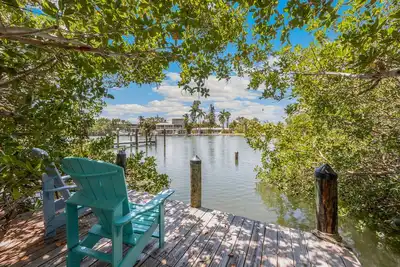 Image de Sharks Eye - Cottage insulaire original sur l'historique Pine Ave.