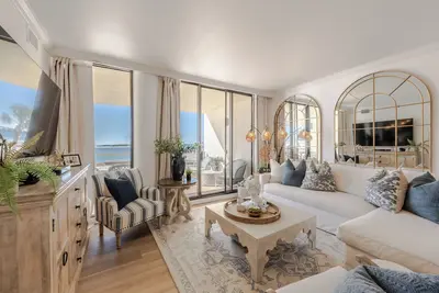 Image de Magnifique condo sur l'eau. Vue imprenable sur le golfe! ! Droit sur l'eau.