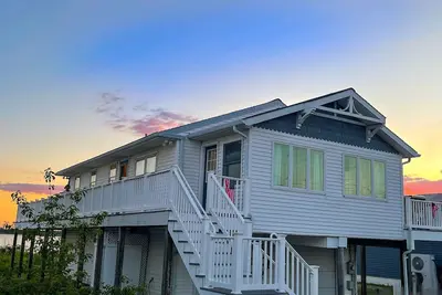 Image de 3 chambres, 2 salles de bain maison sur la baie avec une vue incroyable!