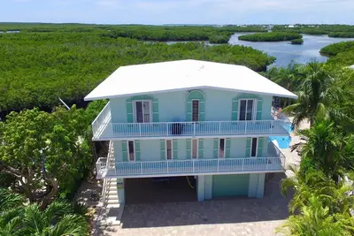 Image de Un paradis à couper le souffle! Maison de vacances familiale de luxe sur 3 étages au bord de l'eau avec piscine
