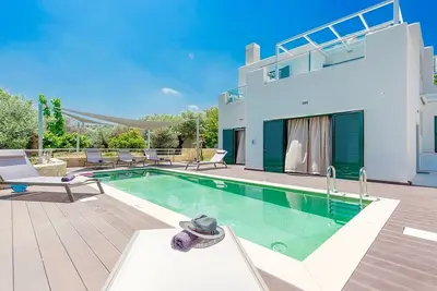 Image de Sophistiqué et moderne avec piscine privée dans le pittoresque village de Gerani, à 500 m de la plage!