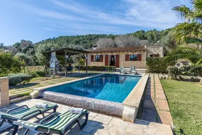 Image de Finca confortable de 2 chambres à coucher avec piscine privée dans une zone boisée de pins offrant un accès facile à Pollensa et Alcudia