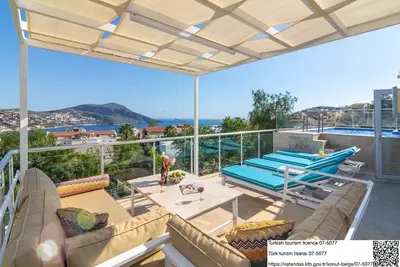 Penthouse avec piscine privée, vue imprenable, à 5 minutes de la vieille ville. 6 personnes