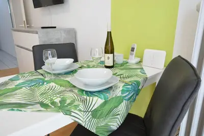 Image de Appartement moderne d'une pièce dans l'espace spa - balcon, connexion Wi-Fi, télévision, salle de bains à la lumière du jour