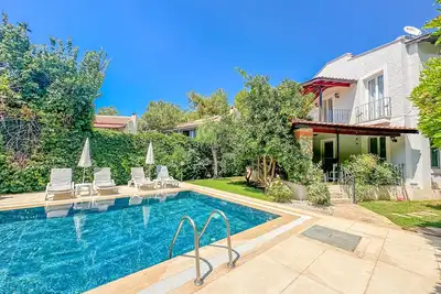 Image de Villa individuelle de 3 chambres avec piscine privée.