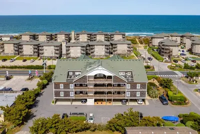Image de Retraite de T: Condo au troisième étage semi-face à la mer, deux accès à la plage à proximité.