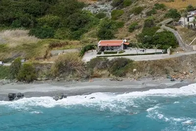Image de La maison du pêcheur est située sur la côte sud de la Crète à Kerames sur la côte sud. La maison est pour 4 personnes.