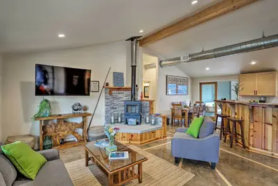 Image de Nouveau! Arcata Area Home w / Courtyard, à 10 km de la côte