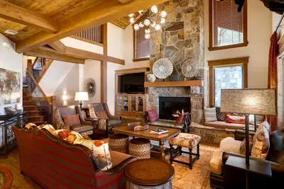 Image de Moose Peak, lotissement en rangée haut de gamme à distance de marche de la télécabine, un superbe 4bd 5. 5ba