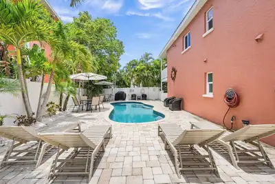 Image de Meilleur Emplacement! Incroyable maison de 2 chambres à coucher. Étapes à suivre pour le village et la plage de Siesta.