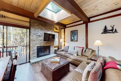Image de Maison de ville spacieuse avec patio et foyer au bois - 10 minutes Ă pied du lac!