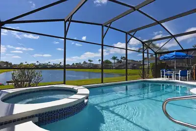 Image de Face au lac face à la grande piscine et au bain à remous / Piscine commune / Aire de jeux / Wifi