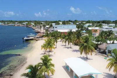 Image de Cottage mignon et confortable sur un coin de coin - près du quai et de la plage!