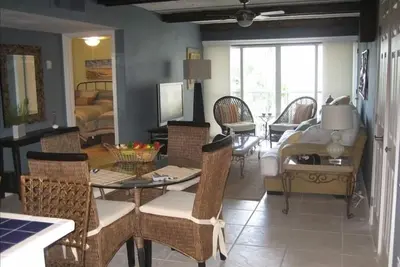 Image de Key Biscayne - Exquis Beach Condo - 1 pâté de maisons de la plage