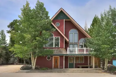 Image de En ville, au coeur de Breckenridge! Commodité, espace, intimité, vues et bain à remous!