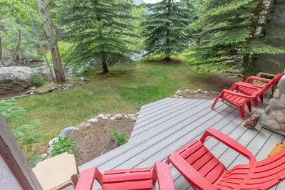 Image de Condo 3br sur Creek avec vue sur la montagne. Près de la rue Main!