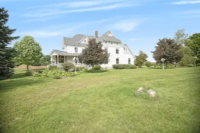 Image de Nouvelle Liste! Belle 8 chambres entièrement rénovée sur 10 acres / 7600 pieds carrés