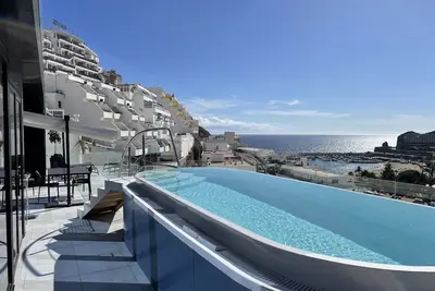 Image de Appartement de luxe avec terrasse, piscine privée et vue