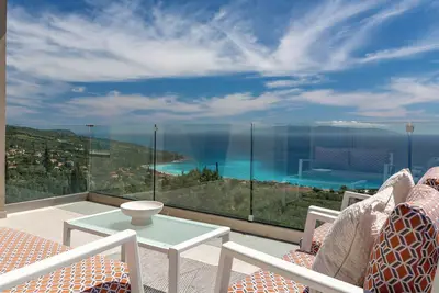 Une superbe villa contemporaine située dans une position privilégiée avec vue panoramique