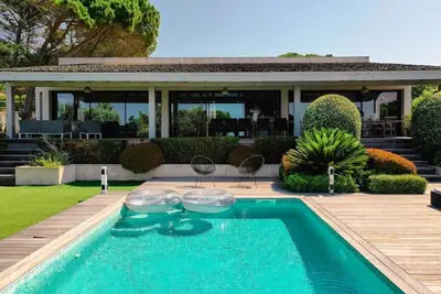 Image de Propriété pieds dans l'eau, piscine, vue mer, 5 chambres
