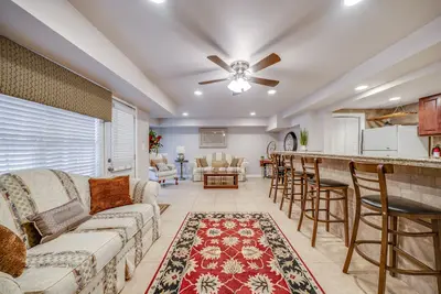 Image de Mighty Mansion w / 3300 Sf - 9 minutes du centre-ville + Ncsu. 8 lits idéal pour les groupes!
