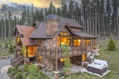 Image de Magnifique domaine moderne, foyer, bain à remous, près du centre-ville, sur le sentier de randonnée!