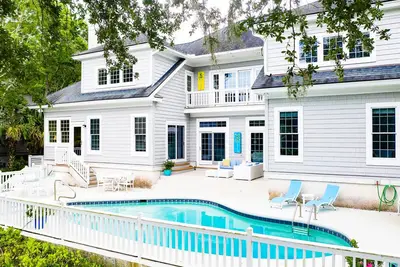 Image de 5 chambres avec une magnifique piscine privée et vue sur le parcours de golf