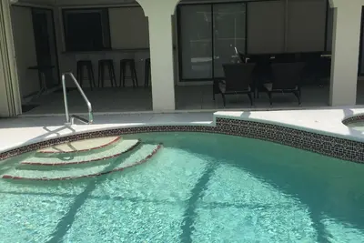 Image de Sunshine Canal avec une piscine creusée