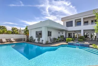 Image de Villa Moderne 7000pc, terrain de basket / tennis privé