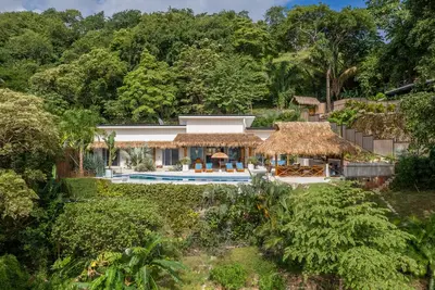 Spacieuse villa de luxe avec vue imprenable sur l'océan, à 5 minutes de la plage
