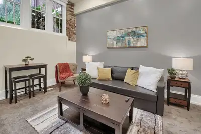 Image de Centre-ville de Provo | Lit king | WiFi 300Mbps | 50 \"4ktv | Score de la promenade 90