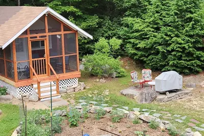 Image de Cabine Sebago sur le cap Raymond; un petit espace récemment rénové avec de superbes couchers de soleil.