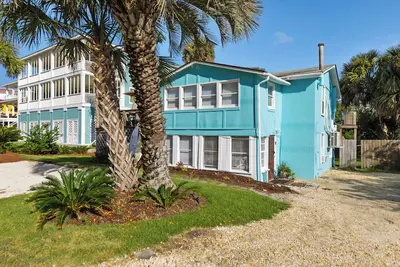 Image de 2ème rangée Classic Beach Cottage Apartment - À quelques pas de la plage!