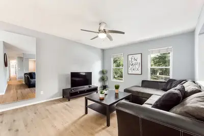 Image de RÉCEMMENT RÉNOVÉ maison de 4 chambres avec cour arrière et terrasse