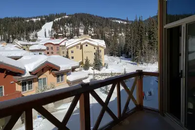 Image de Cozy, ski-in / out, condo au coeur de Sun Peaks