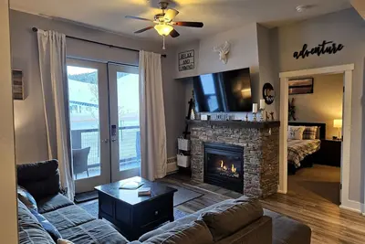 Image de Quelques étapes à soulever: Condo moderne skis aux pieds / skis aux pieds à Basecamp