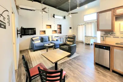 Image de Cozy Unique Industrial Une chambre avec mezzanine