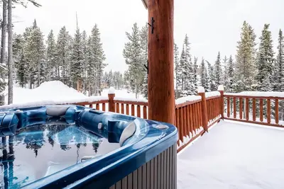 Image de Charmante maison de 3 chambres avec bain à remous privé et accès pratique au ski