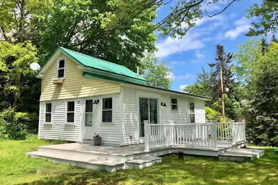 Image de 2 chambres, 1. 5 salles de bain Cottage avec un grand espace de pont.