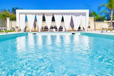 Image de Villa blanche avec piscine