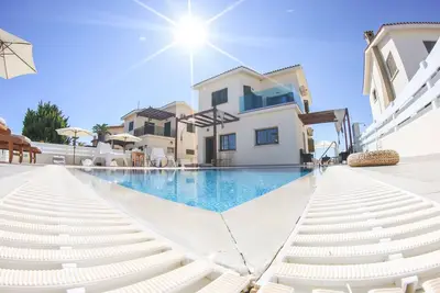 Image de Villa Alexandra (piscine privée, à 90 mètres de la plage, près de la plage de Nissi)