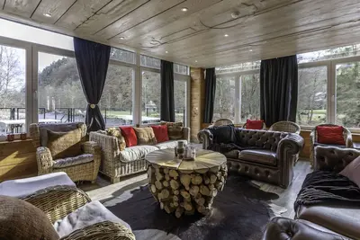 Image de Belle maison au bord de l'eau avec piscine intérieure chauffée, sauna, terrasse