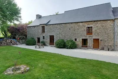 Propriété de caractère en pierre du 18ème siècle sur 4 hectares près de Dinan, plages bretonnes