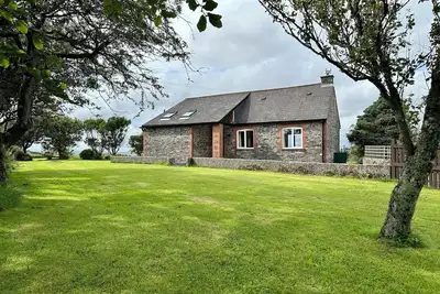 Image de Maison de vacances de deux chambres dans un endroit rural calme.