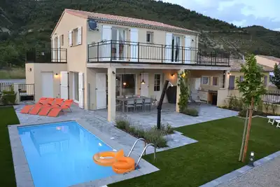 Image de Maison de vacances neuve pour 8 personnes, piscine privée à Castellane Sud de la France