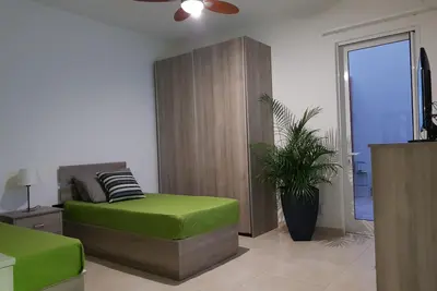 Image de 32 Maisonnette avec Wi-Fi gratuit, A \/ C, Tv