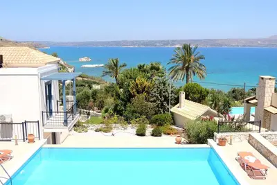 Image de Villa de 3 chambres, piscine à débordement, vue imprenable sur la mer et la montagne, près de la plage.